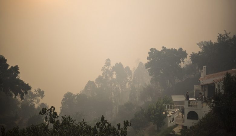 Σκοτείνιασε ο ουρανός από τον καπνό της φωτιάς στην Πορτογαλια