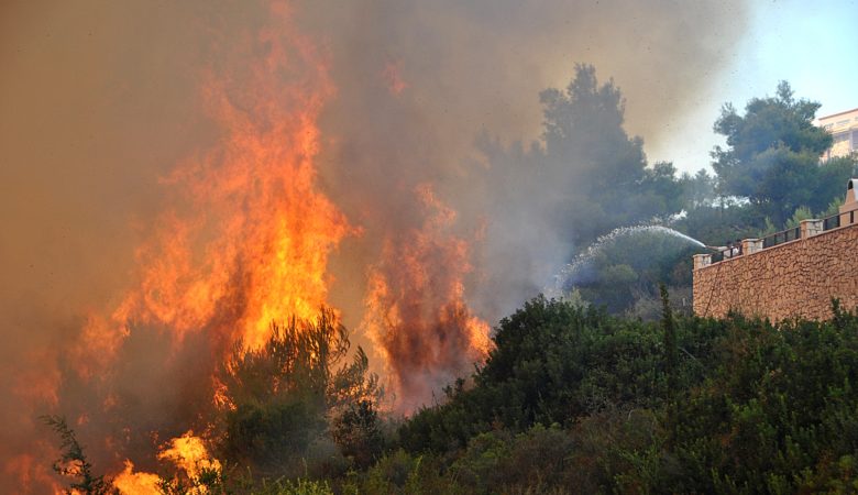Πυρκαγιά σε εξέλιξη στο Μαζαράκι Πηνείας στην Ηλεία