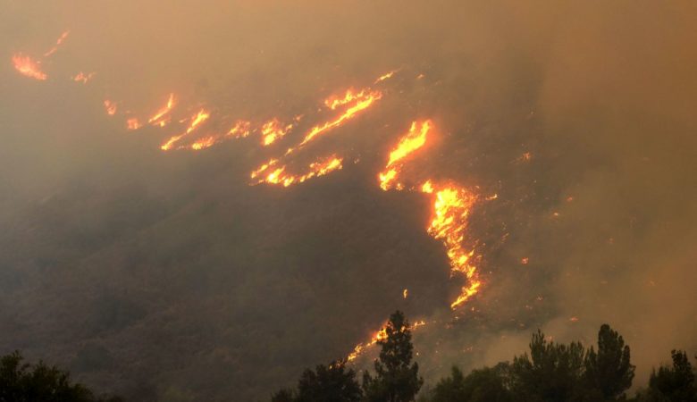 «Τεράστια» πυρκαγιά στην Εύβοια, κατευθύνεται στα Ψαχνά