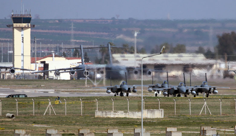 Σε πολιορκία αμερικανικών βάσεων καλούν υποστηρικτές του Ερντογάν