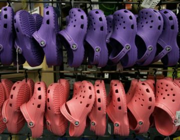 Τέλος τα Crocs; Λουκέτο και στο τελευταίο εργοστάσιο της εταιρείας