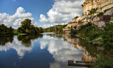 Το γαλλικό χωριό με τα φιδογυριστά δρομάκια και το επιβλητικό κάστρο