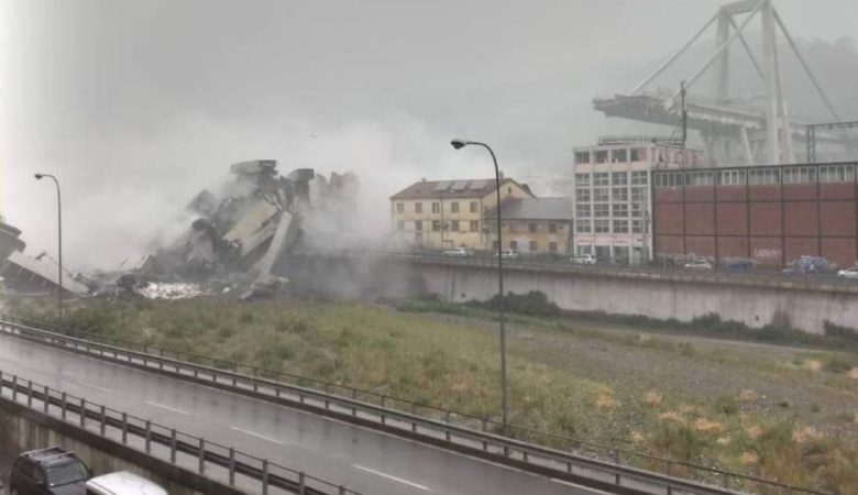 Βίντεο από τη στιγμή που καταρρέει η γέφυρα στη Γένοβα