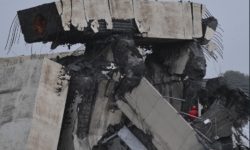 Ανέσυραν νεκρούς από τα συντρίμμια της γέφυρας στη Γένοβα