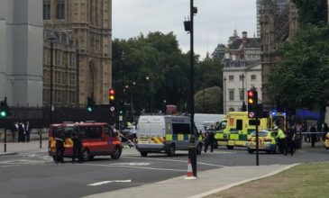 Αυτοκίνητο έπεσε πάνω στο οδόφραγμα της Βρετανικής Βουλής