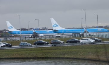 Καθηλωμένα τα αεροπλάνα στο Άμστερνταμ