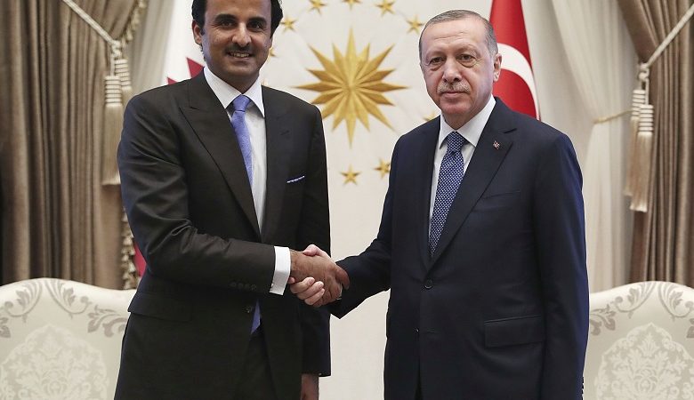 Αναζητώντας συμμάχους: Χείρα βοηθείας στην Τουρκία από το Κατάρ