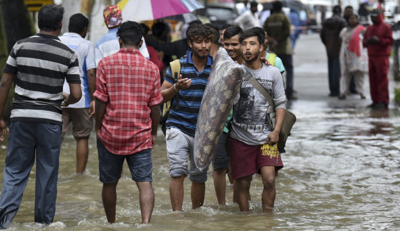 Στους 67 οι νεκροί στην Ινδία από τις πλημμύρες
