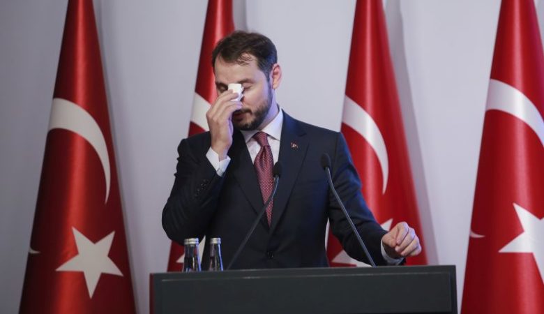 Νέα πτώση της τουρκικής λίρας μετά τις δηλώσεις Αλμπαϊράκ