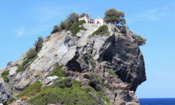 Στους καλύτερους «μυστικούς» προορισμούς της Μεσογείου η Σκόπελoς