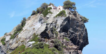 Στους καλύτερους «μυστικούς» προορισμούς της Μεσογείου η Σκόπελoς