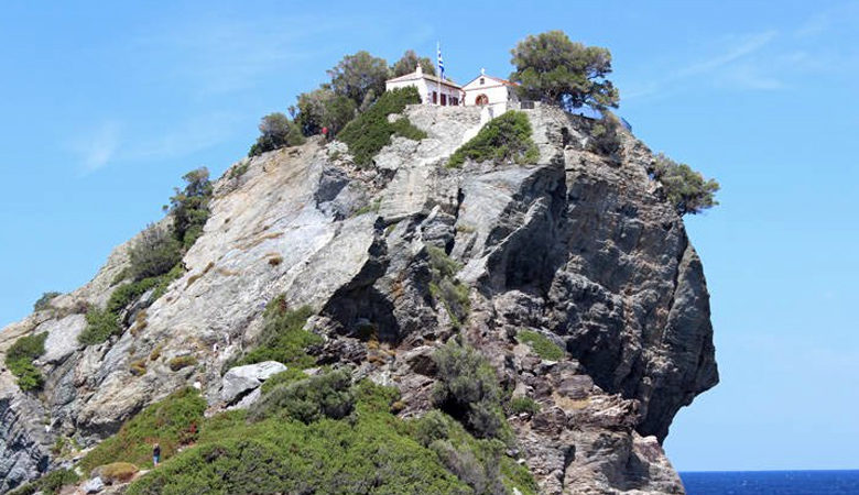 Στους καλύτερους «μυστικούς» προορισμούς της Μεσογείου η Σκόπελoς
