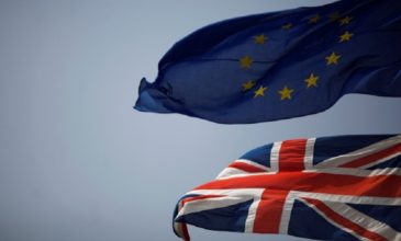Για κίνδυνο «άτακτου» Brexit προειδοποιεί και ο Fitch
