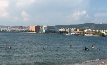 Δεκάδες Θεσσαλονικείς κάνουν μπάνιο στα θολά νερά της Καλαμαριάς