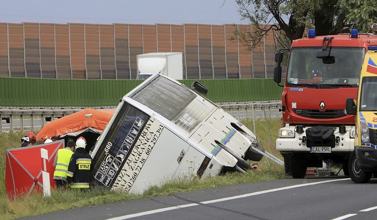 Νεκροί και τραυματίες σε τροχαίο με τουριστικό λεωφορείο στην Πολωνία