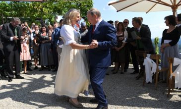 Ο Πούτιν χόρεψε στον γάμο της Αυστριακής ΥΠΕΞ υπό τους ήχους χορωδίας Κοζάκων