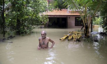 370 οι νεκροί από τις πλημμύρες στην Ινδία, 700.000 εκτοπισμένοι, χιλιάδες παγιδευμένοι