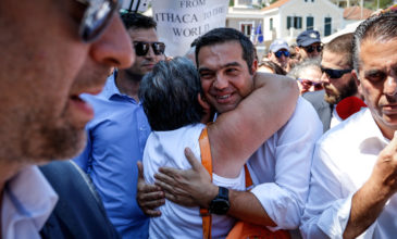 Με αγκαλιές και φιλιά υποδέχτηκαν στην Ιθάκη στον πρωθυπουργό