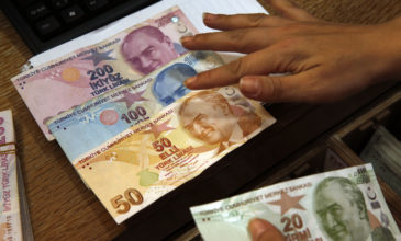 Νέα υποχώρηση της τουρκικής λίρας κατά 4,12% έναντι του δολαρίου