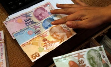 Νέα υποχώρηση της τουρκικής λίρας κατά 4,12% έναντι του δολαρίου