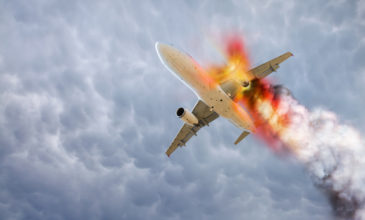 Τρόμος στον αέρα, αεροπλάνο προσγειώθηκε με φλεγόμενο κινητήρα