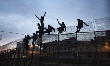 Σκαρφάλωσαν φράχτη 6 μέτρων για να περάσουν στην Ισπανία
