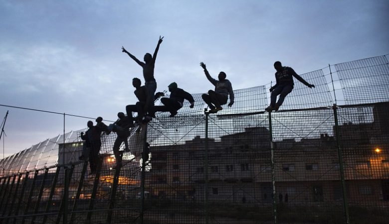 Σκαρφάλωσαν φράχτη 6 μέτρων για να περάσουν στην Ισπανία