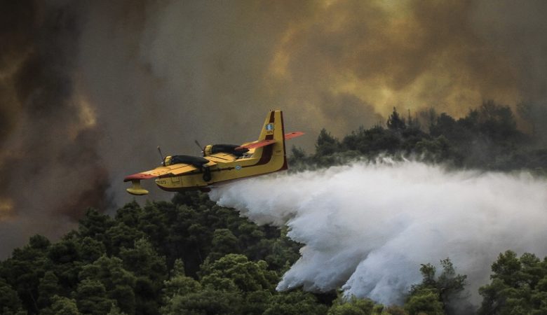 Μαίνεται η πυρκαγιά στο Μαρκόπουλο Ωρωπού – Ενισχύθηκαν οι δυνάμεις της Πυροσβεστικής