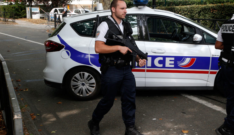 Σκοτώθηκε στο Παρίσι άνδρας που απείλησε αστυνομικούς με χασαπομάχαιρο