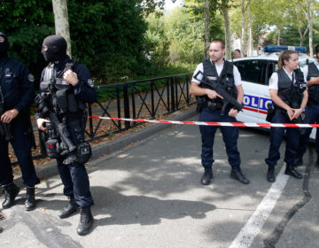 Επίθεση με μαχαίρι εναντίον αστυνομικού στο Παρίσι – Σκοτώθηκε ο δράστης