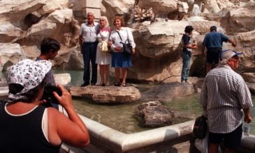 Μαλλιοτραβήχτηκαν μπροστά Fontana di Trevi για μια selfie