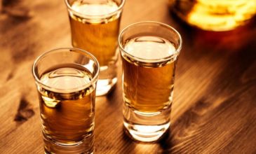 Βόλος: Άνοιξε το μπαρ της και σέρβιρε κανονικά ποτά σε πελάτες