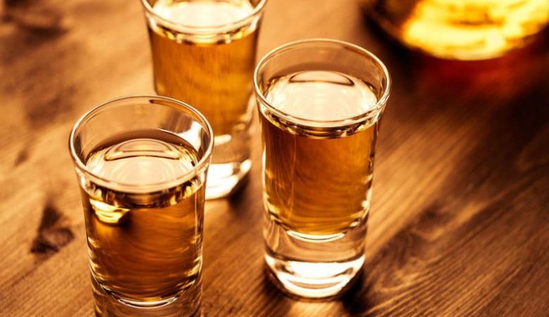 Βόλος: Άνοιξε το μπαρ της και σέρβιρε κανονικά ποτά σε πελάτες