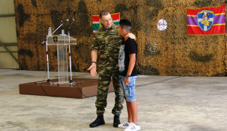 Ο αρχηγός του στρατού βράβευσε 14χρονο, που έκανε ΚΑΡΠΑ σε ηλικιωμένο