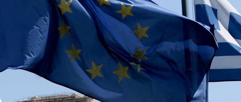 Ευρωβαρόμετρο: Επτά στους δέκα Έλληνες πιστεύουν πως η χώρα ωφελήθηκε από την ένταξη στην ΕΕ