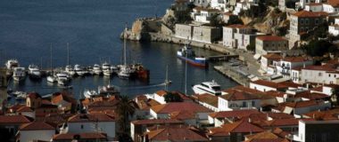 Συνελήφθη 25χρονος που κακοποιούσε γάτα στο λιμάνι της Ύδρας