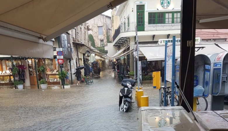 Πλημμύρισε η πόλη των Χανίων από τη νεροποντή