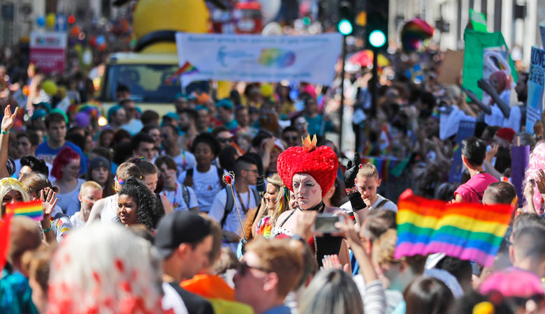 Σχεδόν οι μισοί ΛΟΑΤΚΙ έφηβοι της Βρετανίας έχουν βλάψει τον εαυτό τους