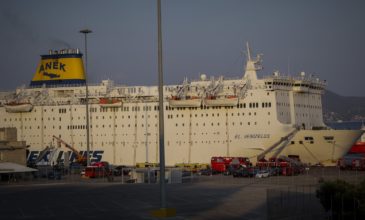 Το καμμένο «Ελευθέριος Βενιζέλος» στο ναυπηγείο για επισκευές