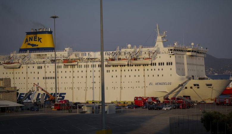 Το καμμένο «Ελευθέριος Βενιζέλος» στο ναυπηγείο για επισκευές