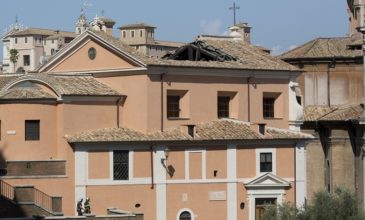 Κατέρρευσε οροφή ιστορικής εκκλησίας στο κέντρο της Ρώμης