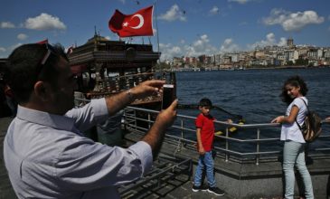 Η πτώση της λίρας αύξησε κατά 25% τον τουρισμό στην Τουρκία