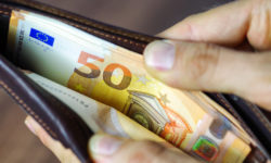 Επιταγή Ακρίβειας: Ποιοι και πότε θα πάρουν τα 250 ευρώ – Για ποιους προβλέπεται διπλός «μποναμάς»