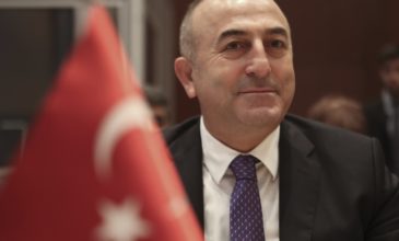 Προκλητικός ο Τσαβούσογλου έκανε το σήμα των «Γκρίζων Λύκων» σε Αρμένιους – Δείτε το βίντεο