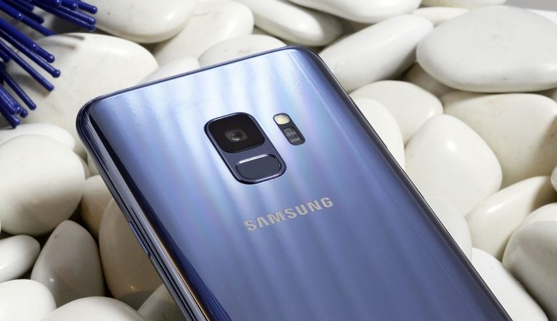 Έρχεται αναδιπλούμενο κινητό από τη Samsung