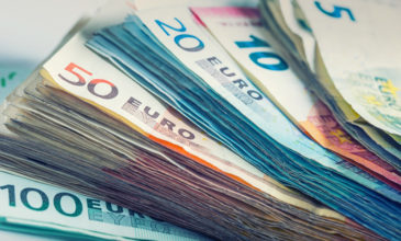 Ενισχυμένο το ευρώ έναντι του δολαρίου λόγω της στάσης «ειρηνοποιού» της ΕΕ