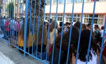 Σεισμός ανάμεσα σε Κρήτη και Κύθηρα: Στις αυλές των σχολείων παραμένουν οι μαθητές