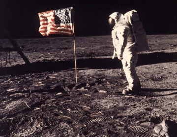 Σάλος με ταινία για τον Άρμστρονγκ – «Εξαφάνισαν» την αμερικανική σημαία