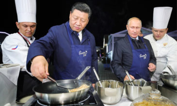 Σε ρόλο μάγειρα μπροστά στις κάμερες οι πρόεδροι Ρωσίας και Κίνας
