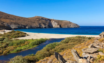Η παραλία Άχλα δικαίως χαρακτηρίζεται ως μια από τις πιο όμορφες της Ελλάδας